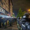Blokada prostorija SNS u Novom Sadu traje već 11 sati: Posle incidenta policija pendrecima nasrnula na naprednjake VIDEO