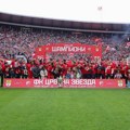 Zvezda spustila zavesu na impozantnu sezonu: Šampionu Srbije uručen trofej - Marakana slavi titulu