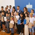 Gradonačelnik Mićin uručio 444 vidovdanske nagrade najboljim novosadskim učenicima