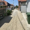 Kad neće grad, žitelji ulice Bože Cindre sami popunjavaju udarne rupe kako ne bi gazili po blatu
