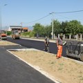 Pri kraju asfaltiranje ulice u naselju Branko Bjegović. Biće produžena autobuska linija do ovog naselja