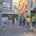 Studenti koji su blokirali Filozofski fakultet u Novom Sadu izbačeni iz zgrade, građani se okupljaju