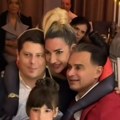 (Video) Jovana se popela na stolicu i uvija se u providnom kombinezonu: Dragan doveo Voju ispred nje, slavili uz trubače - ne…