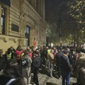 ODRŽAN PROTEST ISPRED POLICIJSKE UPRAVE VALJEVO U ZNAK SEĆANJA NA 14. AVGUST – „ZA BRUTALNU REPRESIJU JOŠ NIKO NIJE ODGOVARAO“…