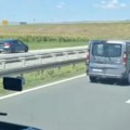 Jurio u kontra smeru kod Požarevca, pa naleteo na drugi automobil: Snimak izazvao lavinu besa na mrežama