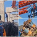 (Video) Horor na Tajlandu, građevinski kran pao na voz i prepolovio ga. Broje se poginuli, tragedija zavila zemlju u crno!