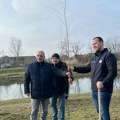 Sadnja novih mladica na kanalu između dva mosta u Crvenki