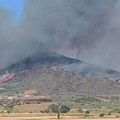 Alarm na popularnom grčkom ostrvu: Vatra progutala šumu, vlada poslala avione i helikoptere