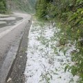 (Video) Jak vetar čupao grane i drveće! Snažno nevreme praćeno krupnim gradom pogodilo ovaj deo Srbije: "Sve je obelelo za…