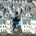 Mesto iz bajke postalo "grad duhova": Stotine dvoraca zjapi prazno u nikad završenom luksuznom naselju