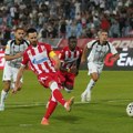 Fudbaleri Zvezde posle preokreta vode 2:1 protiv Partizana na poluvremenu derbija