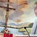 (Uznemirujući snimak) Na sveštenika pao krst tokom službe i ubio ga: Horor u Ekvadoru, vernici vrištali