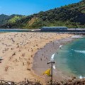 Panika na plaži u Španiji: Turisti mislili da su videli ajkulu, roditelji vrištali na svoju decu da izađu iz vode, a onda…
