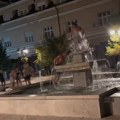 Fontana kao kada: Mladi Novosađani skakali u fontanu u Katoličkoj porti (video)