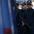 Kurtijeva policija opet maltretira Pretresaju zgradu u severnom delu Kosovske Mitrovice, nose šlemove, pancire i fantomke