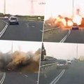 Uznemirujući Snimak iz izraela! Raketa doleće i zabija se među vozila, sve prekriva dim, drama snimljena iz automobila…