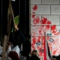 Crvenom farbom na Belu kuću: Demonstranti u Vašingtonu tražili prekid vatre u Gazi, Bajden na meti kritika