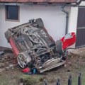 Teška nesreća u Tuzli rano jutros: Vozilo uletelo u dvorište, završilo na krovu