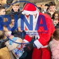Deda Mraz umesto na sankama stigao na motoru: Sreća i osmesi ivanjičkih mališana, poklone podelila i ministarka Kisić…