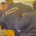 Policajci izvukli muškarca iz aviona Putnici začuđeno posmatrali (video)