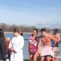 Nesvakidašnja scena na Adi Ciganliji: Beograđani se kupaju kao u sred leta (video)