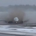 Avion pun putnika klizi i poskakuje po ledu i blatu! Jeziv snimak sletanja na aerodrom (video)