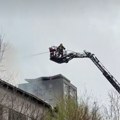 Drama! Vatrogasci gase krov napuštene fabrike na zvezdari, komšije u panici Dim kulja na sve strane, može se videti iz svih…