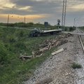 Sremska Mitrovica: Kamion polomio rampu i udario u teretni voz, tri osobe povređene