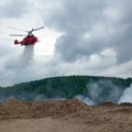 Dva helikoptera MUP-a pomažu u gašenju požara na deponiji “Duboko“