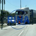 Sudar kamion i fiat punta u Čačku: Rasuti delovi vozila po ulici, nema povređenih lica (FOTO)