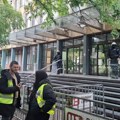 Nastavljena blokada zgrade suda i tužilaštva u Novom Sadu: Aktivisti i opozicija traže puštanje pritvorenih aktivista…
