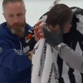 VIDEO Sudiju udarili palicom u glavu: Nisu mogli da zaustave krvarenje, pa je prekinut meč