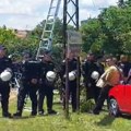 VIDEO: U selu kod Kovačice policija u opremi sprečava da se poprave kablovi kablovskog operatora