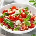 Recept za salatu od paradajza koja je toliko ukusna da je možete jesti bez ičega