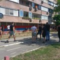 VIDEO: Veći broj muškaraca na Limanu ponovo iscrtava trobojke po zgradama, došlo i do tuče