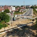 U toku radovi na izlivanju betonskog stuba mosta preko Lozničke reke na trasi Bulevara vojvode Putnika (FOTO)