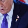 Stil Predsednik Amerike nosi bedž sa sopstvenim likom: "Ovo je srećni Tramp"