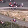 Stravična nesreća u biciklizmu: Takmičarka pala nekoliko metara sa ivice puta i ostala da leži nepomično!