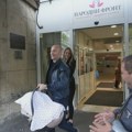 Okitio muzičare ispred Narodnog fronta: Aca Sofronijević izveo ženu i ćerku iz porodilišta (FOTO)