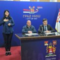 NIŠ PRVI U SRBIJI UVODI ZNAKOVNI JEZIK NA KONFERENCIJAMA: Informacije sada dostupne svima – „Osećaju se uključeno, više nisu u…