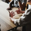 Како да будете најбољи слушалац у просторији: 10 начина да останете заиста укључени у разговор