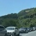 (Video) Kilometarske kolone na ulazu u Srbiju! Dok se jedna strana kreće, druga ukopana u mestu, za izlazak iz Crne Gore…