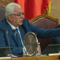 Andrija Mandić nije dozvolio da počne sednica o njegovom razrešenju, napustio salu: „Ovo je diktatura jednog čoveka“ (VIDEO)…