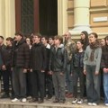 Đaci Jovine gimnazije priredili svečani doček suspendovanim profesorima