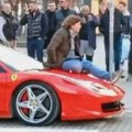 Šok scena u novom pazaru Parkirao ferrari nasred pešačkog, žena mu se popela na haubu