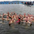 Dvadesetorica mladića plivala za časni krst U Smederevu: Pobednik bogojavljenske trke Srbislav Čiplić