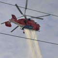 Ruski helikopter „Ka-32“ gasi požar na Novom Beogradu /foto/