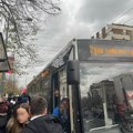 Pozlilo vozaču autobusa kod Palate "Srbija"! Izgubio kontrolu nad vozilom i udario u semafor (foto)