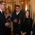 "Oni su ponos Srbije, spremni su da pomognu svojim znanjem": Vučić sa članovima Srpskog nuklearnog društva u Francuskoj…