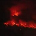 Ovako izgleda pakao na zemlji! Vulkan izbacuje vruće eksplozivne oblake i lavu: Ljudi su u životnoj opasnosti (video)